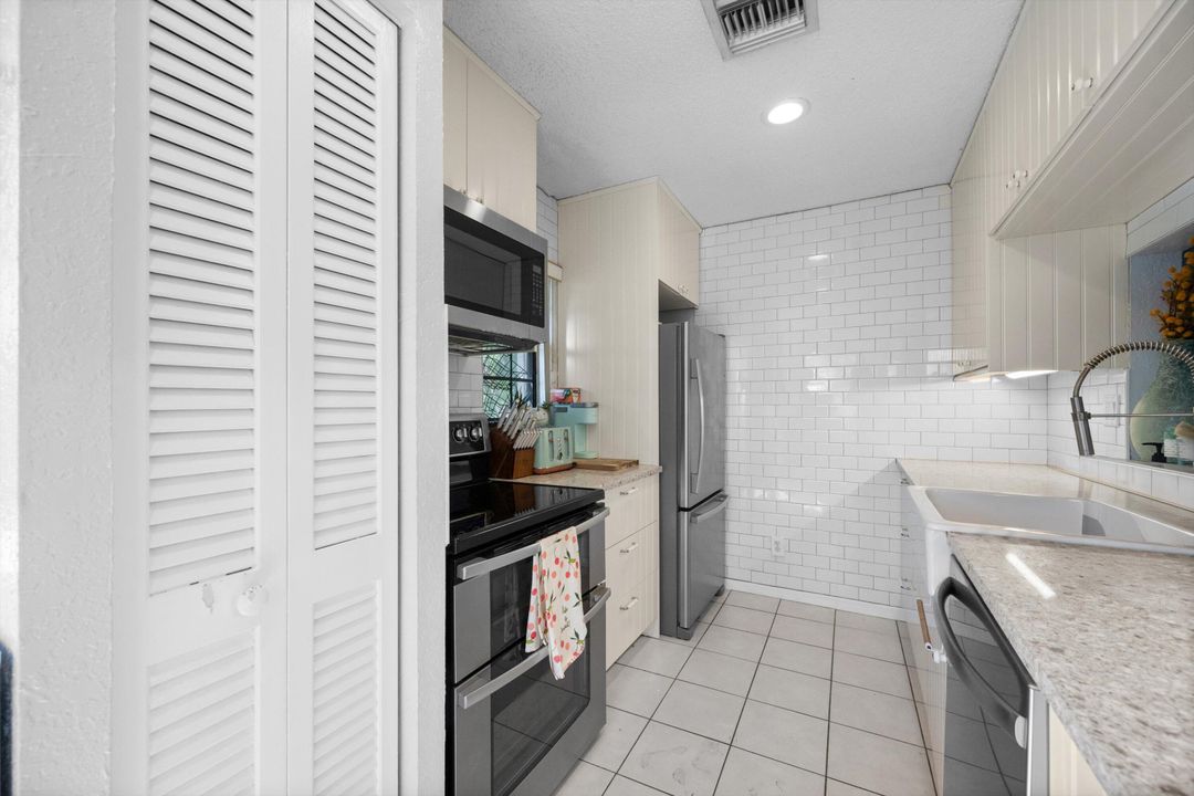 待售: $299,900 (2 贝兹, 2 浴室, 1218 平方英尺)