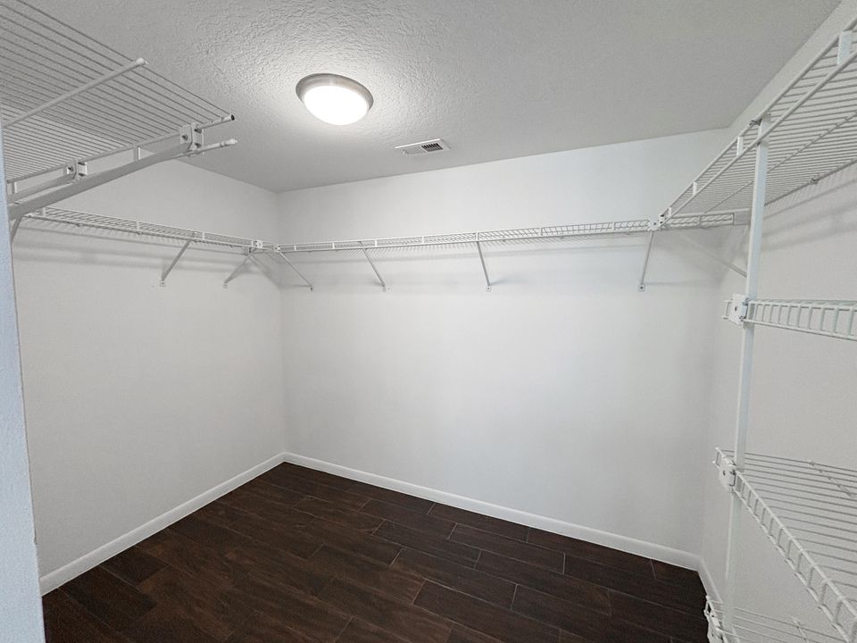 For Sale: $229,990 (2 beds, 2 baths, 1186 Square Feet)