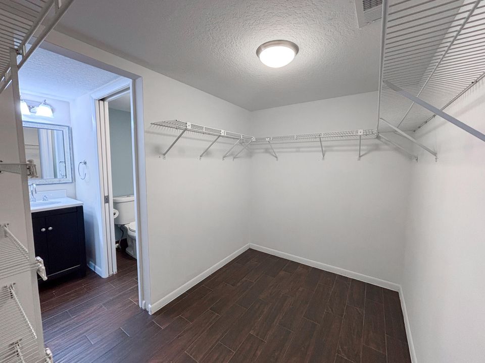 For Sale: $229,990 (2 beds, 2 baths, 1186 Square Feet)