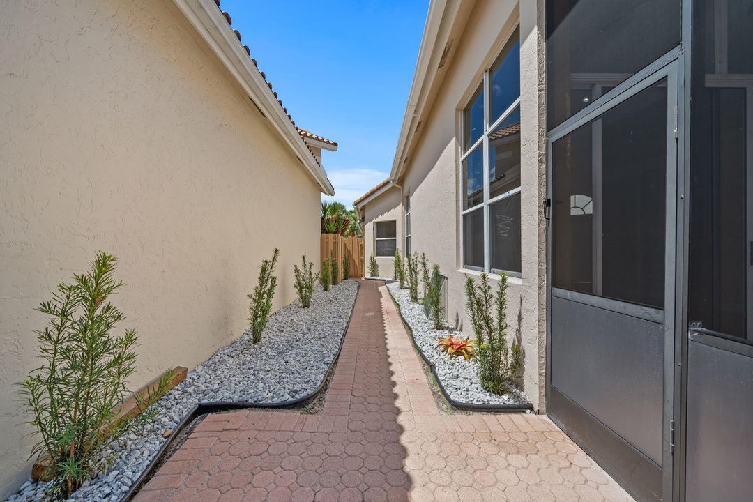 For Sale: $550,000 (3 beds, 2 baths, 1779 Square Feet)