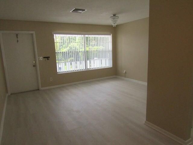 For Rent: $1,450 (1 beds, 1 baths, 619 Square Feet)