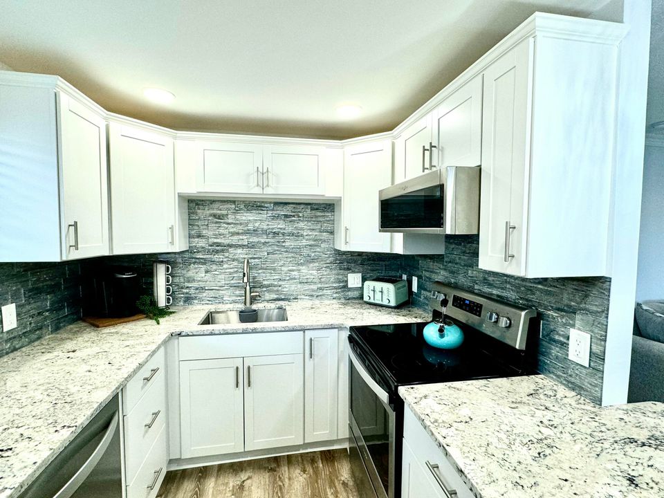 For Rent: $2,000 (2 beds, 2 baths, 880 Square Feet)