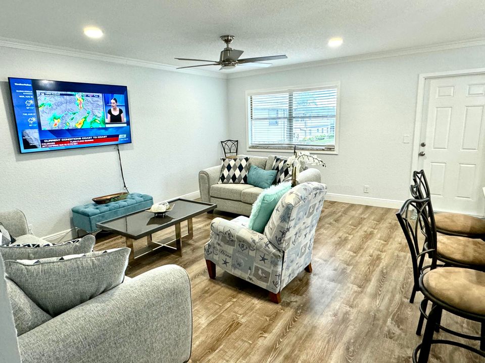 For Rent: $2,000 (2 beds, 2 baths, 880 Square Feet)