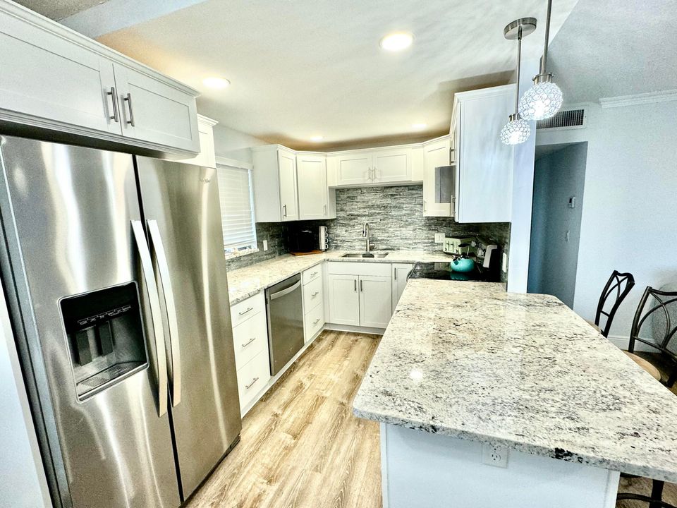 For Rent: $2,000 (2 beds, 2 baths, 880 Square Feet)