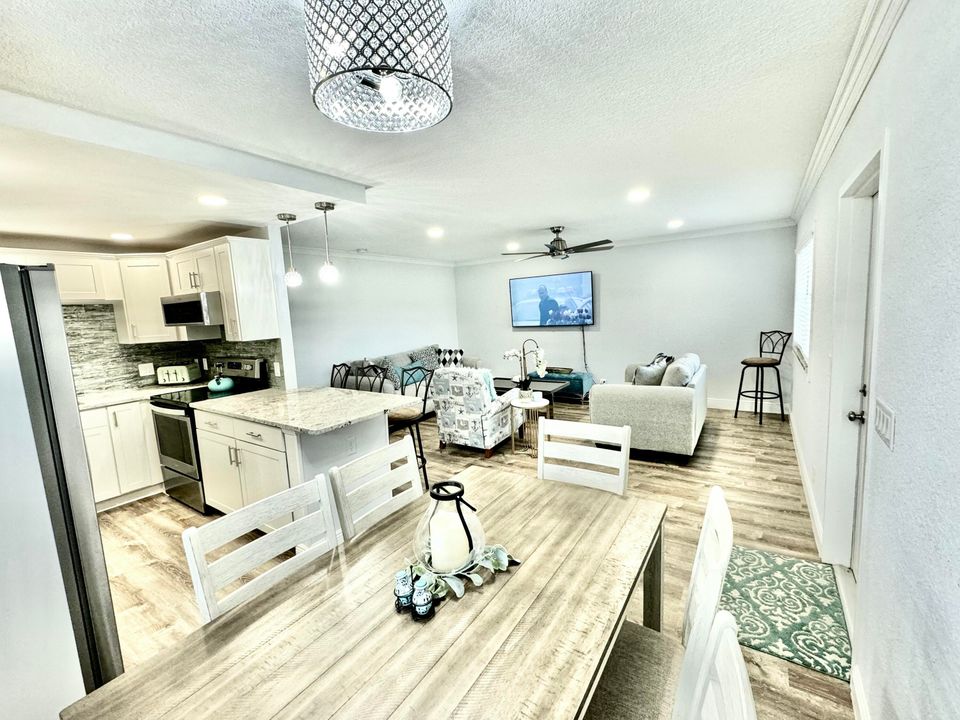 For Rent: $2,000 (2 beds, 2 baths, 880 Square Feet)