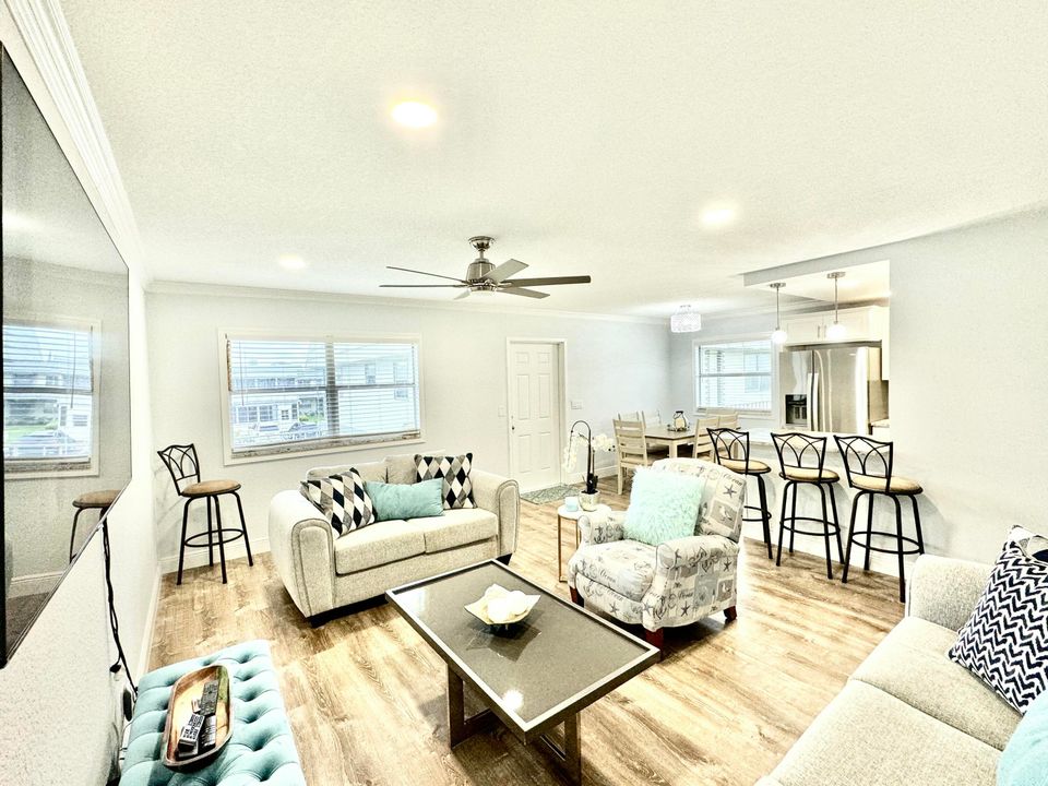 For Rent: $2,000 (2 beds, 2 baths, 880 Square Feet)