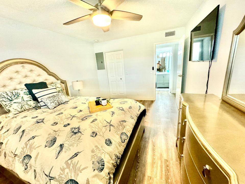 For Rent: $2,000 (2 beds, 2 baths, 880 Square Feet)