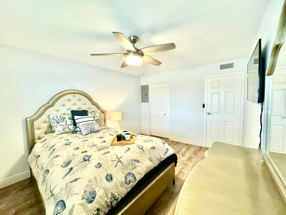 For Rent: $2,000 (2 beds, 2 baths, 880 Square Feet)