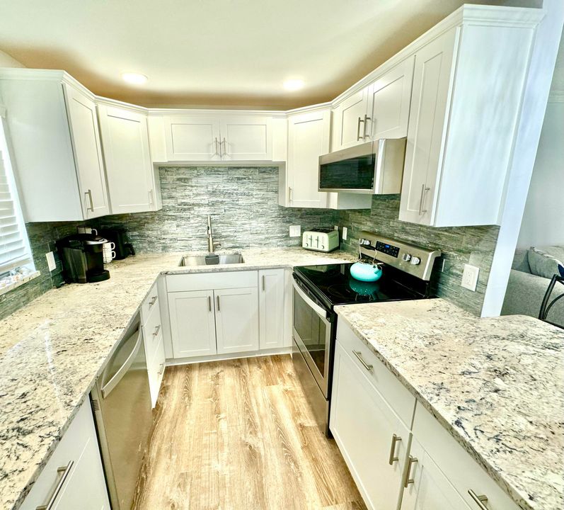 For Rent: $2,000 (2 beds, 2 baths, 880 Square Feet)