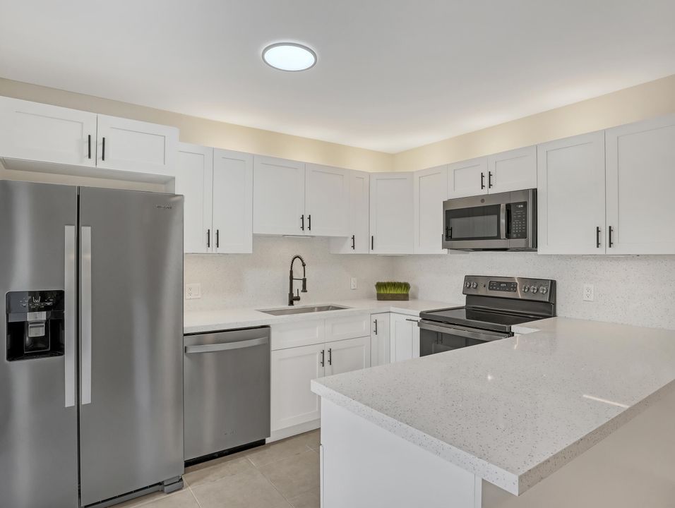 На продажу: $288,000 (2 спален, 2 ванн, 1288 Квадратных фут)