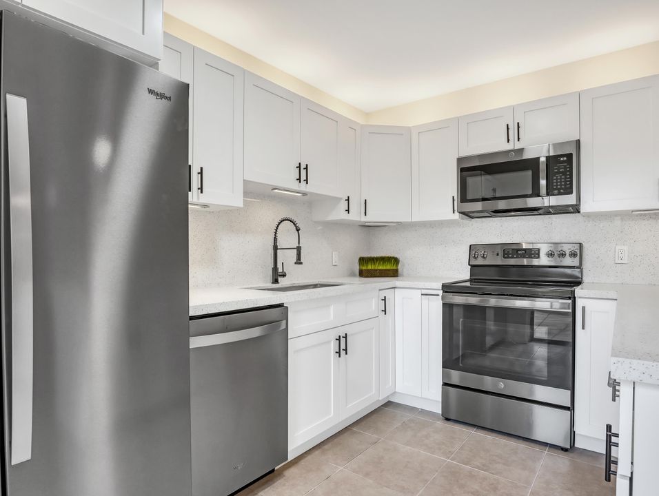 На продажу: $288,000 (2 спален, 2 ванн, 1288 Квадратных фут)