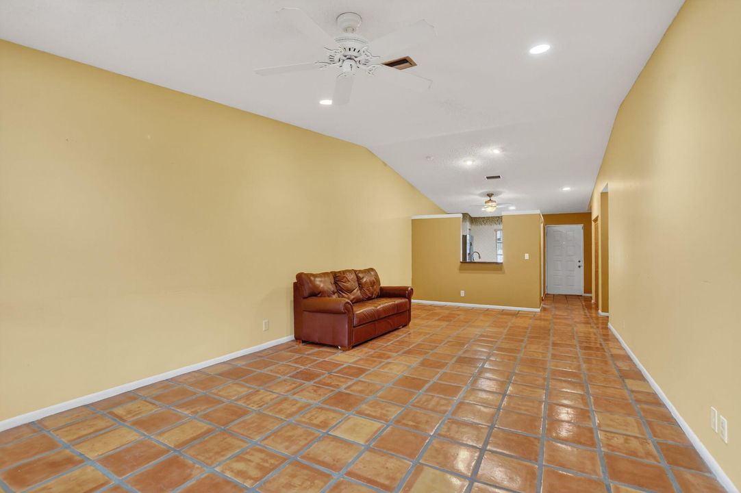 For Sale: $189,900 (2 beds, 2 baths, 1162 Square Feet)