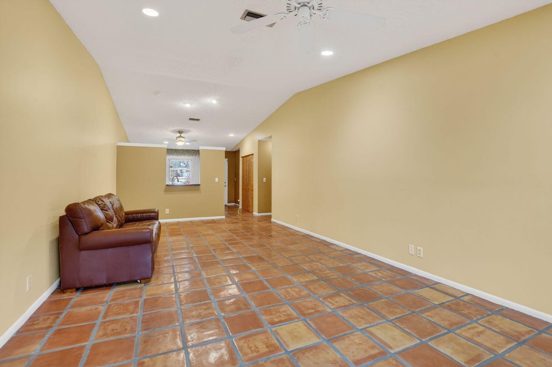 For Sale: $189,900 (2 beds, 2 baths, 1162 Square Feet)