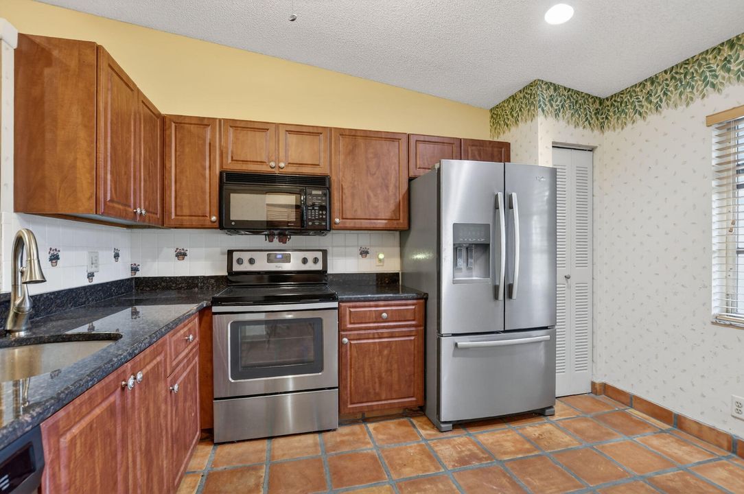 For Sale: $189,900 (2 beds, 2 baths, 1162 Square Feet)