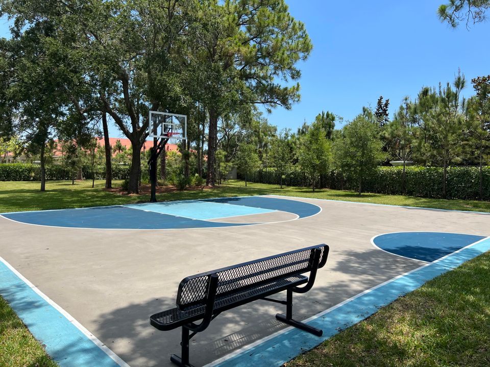 For Rent: $5,100 (6 beds, 4 baths, 2931 Square Feet)