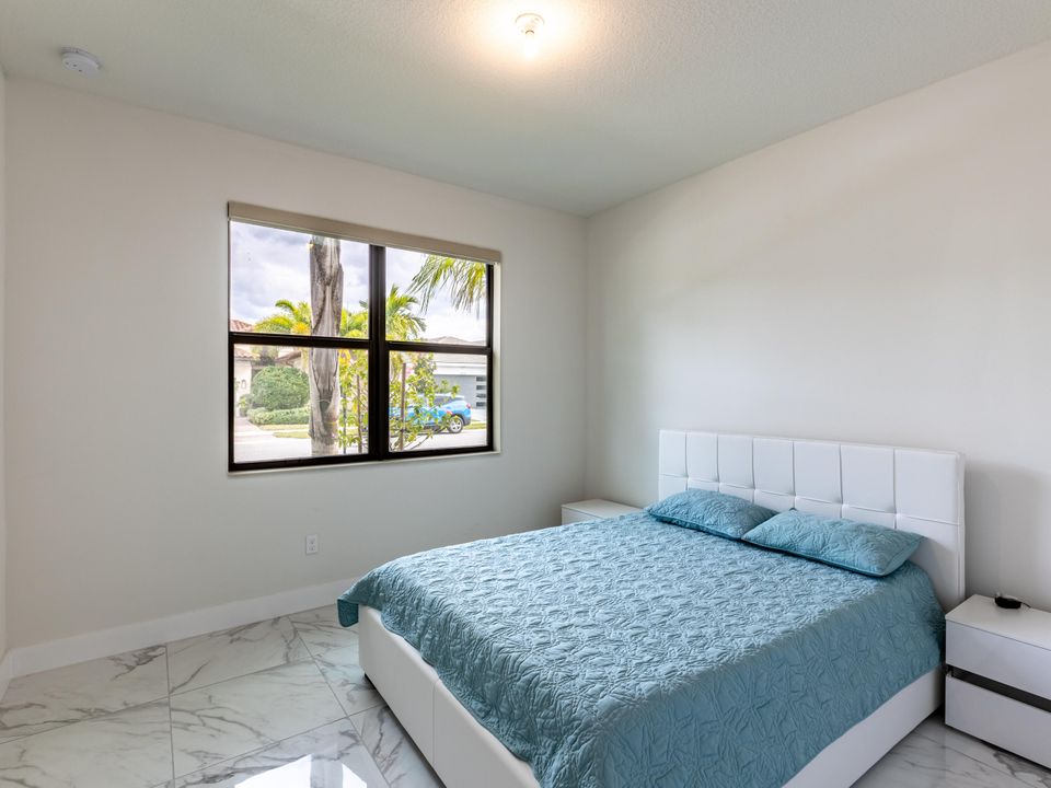 For Rent: $5,100 (6 beds, 4 baths, 2931 Square Feet)