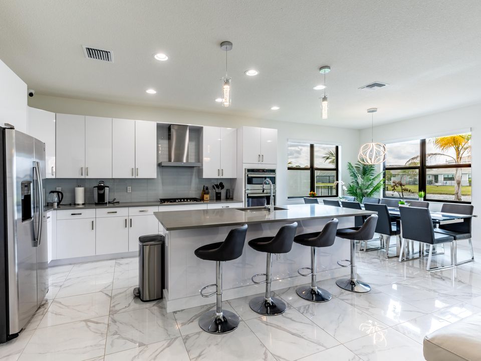 For Rent: $5,100 (6 beds, 4 baths, 2931 Square Feet)