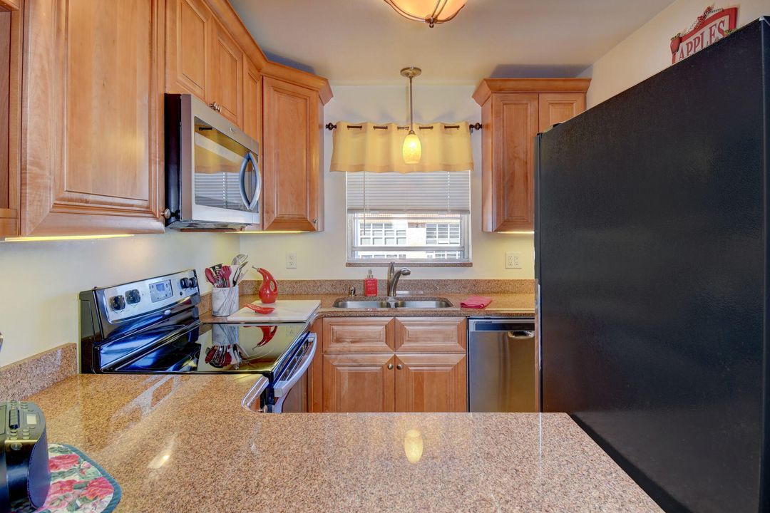 На продажу: $135,000 (2 спален, 2 ванн, 1089 Квадратных фут)