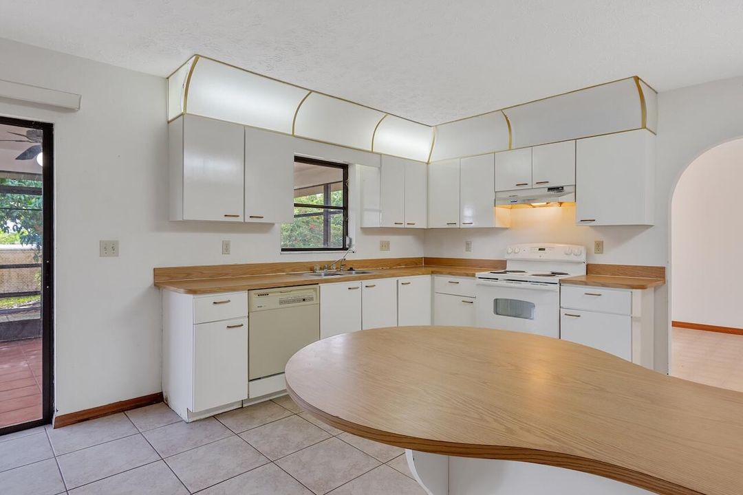 For Sale: $299,900 (3 beds, 2 baths, 1736 Square Feet)