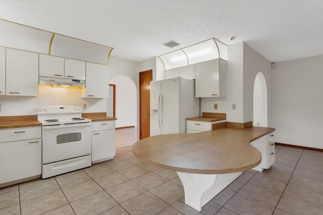 For Sale: $299,900 (3 beds, 2 baths, 1736 Square Feet)