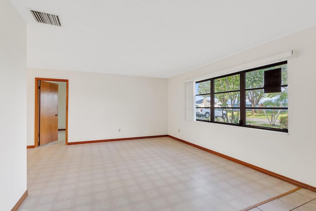 For Sale: $299,900 (3 beds, 2 baths, 1736 Square Feet)