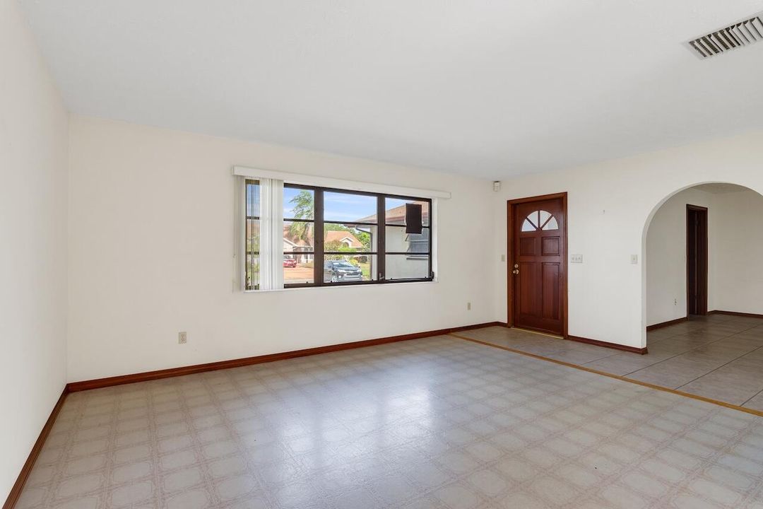 For Sale: $299,900 (3 beds, 2 baths, 1736 Square Feet)