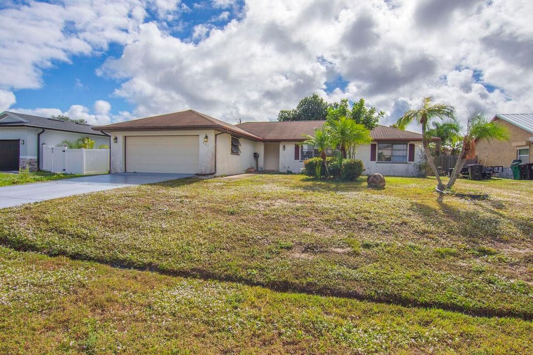 For Sale: $299,900 (3 beds, 2 baths, 1736 Square Feet)