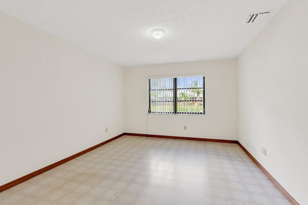 For Sale: $299,900 (3 beds, 2 baths, 1736 Square Feet)