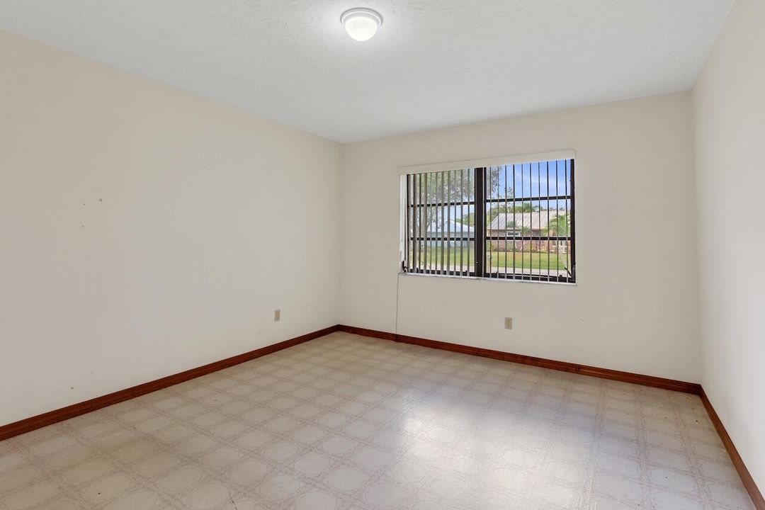 For Sale: $299,900 (3 beds, 2 baths, 1736 Square Feet)