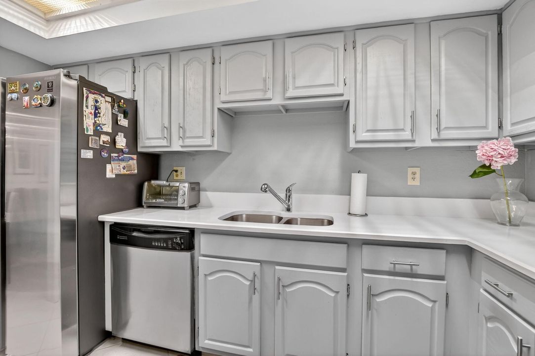 For Rent: $2,750 (2 beds, 2 baths, 1050 Square Feet)