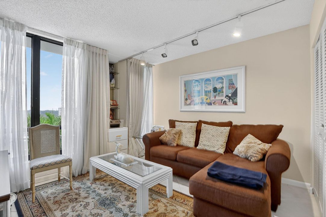 For Rent: $2,750 (2 beds, 2 baths, 1050 Square Feet)