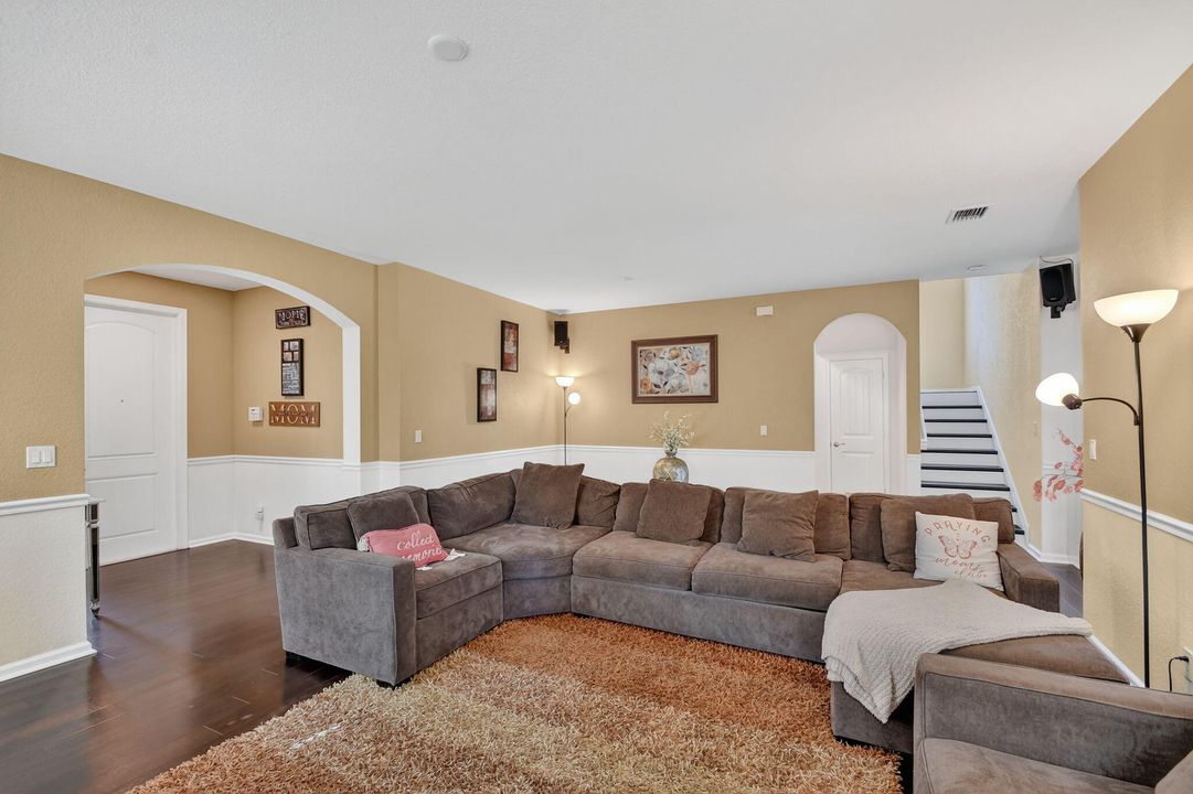 For Sale: $549,000 (4 beds, 2 baths, 2523 Square Feet)