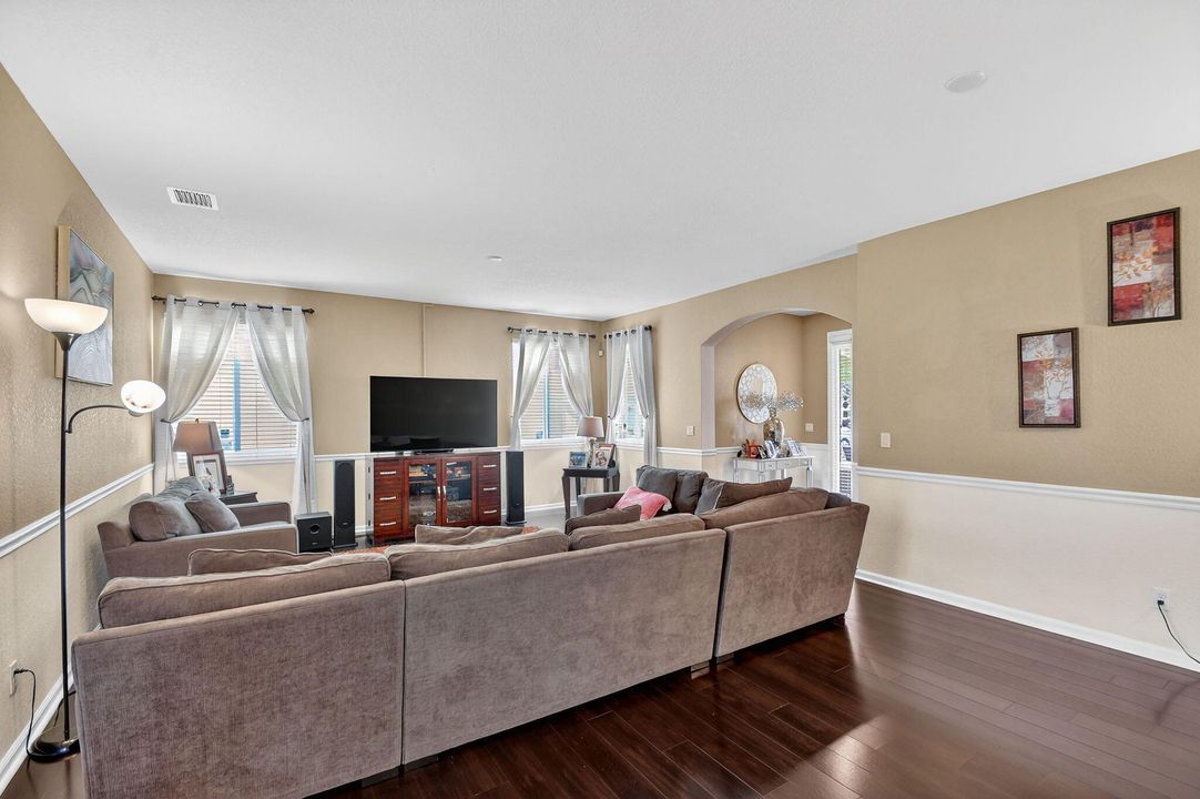 For Sale: $549,000 (4 beds, 2 baths, 2523 Square Feet)