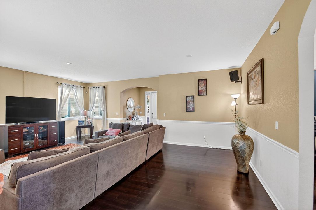 For Sale: $549,000 (4 beds, 2 baths, 2523 Square Feet)