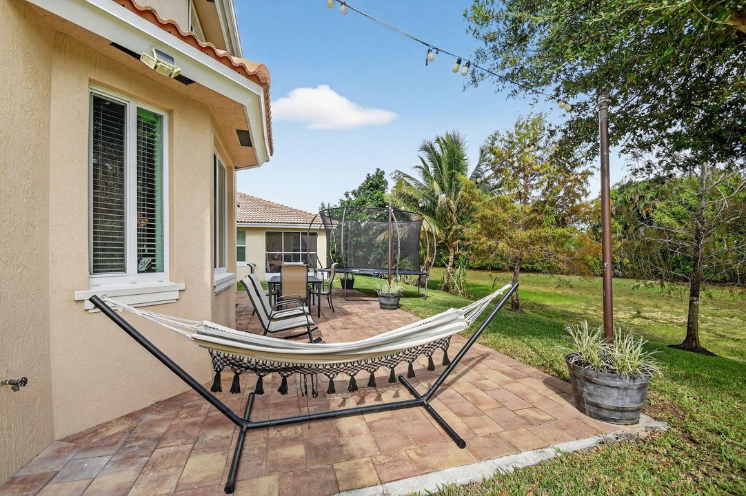 For Sale: $549,000 (4 beds, 2 baths, 2523 Square Feet)
