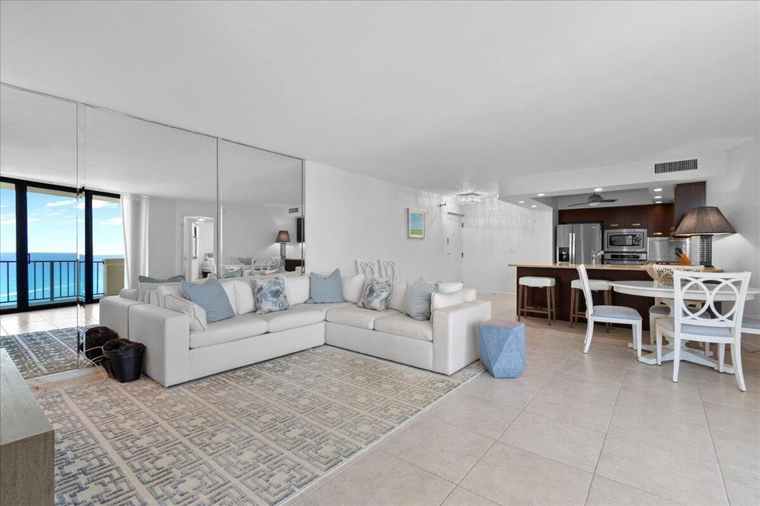 For Sale: $575,000 (2 beds, 2 baths, 1219 Square Feet)