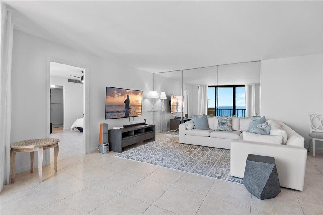 For Sale: $575,000 (2 beds, 2 baths, 1219 Square Feet)