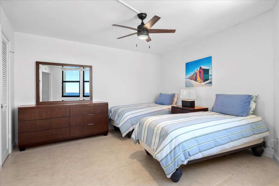 For Sale: $575,000 (2 beds, 2 baths, 1219 Square Feet)