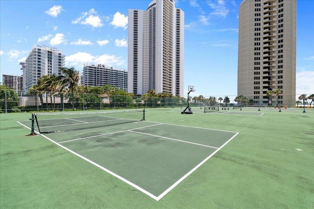 For Sale: $575,000 (2 beds, 2 baths, 1219 Square Feet)