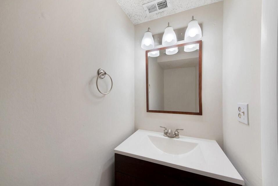 For Rent: $2,799 (3 beds, 2 baths, 1570 Square Feet)