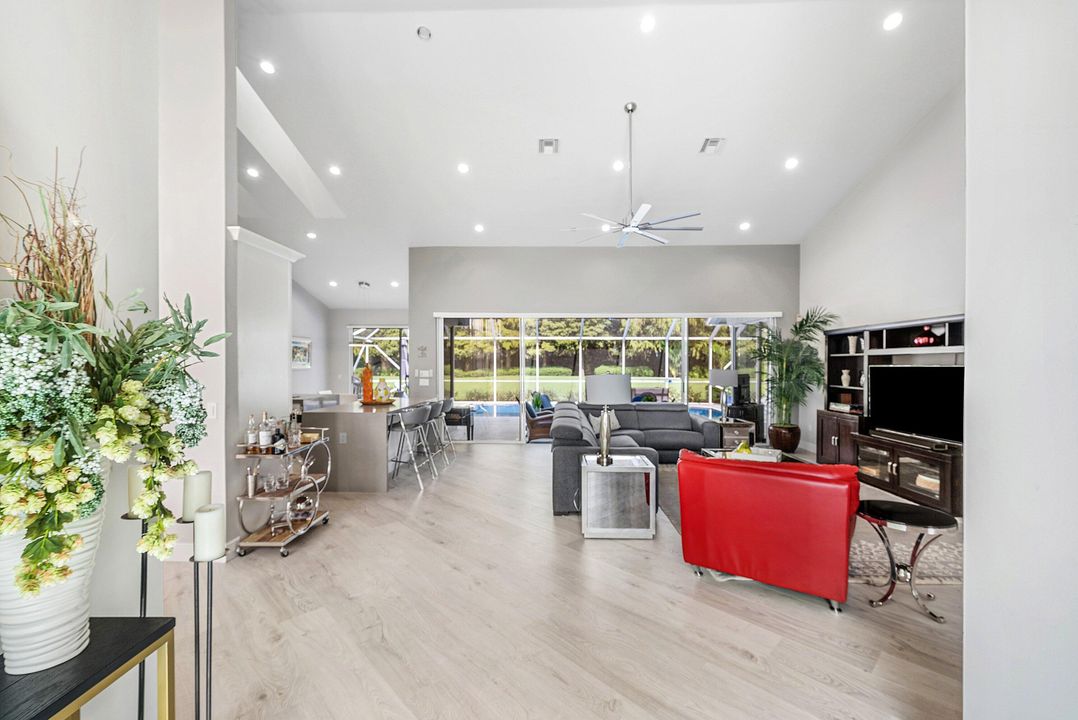 En Venta: $925,000 (3 camas, 2 baños, 2708 Pies cuadrados)