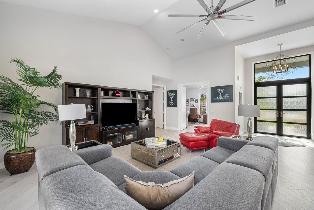 En Venta: $925,000 (3 camas, 2 baños, 2708 Pies cuadrados)