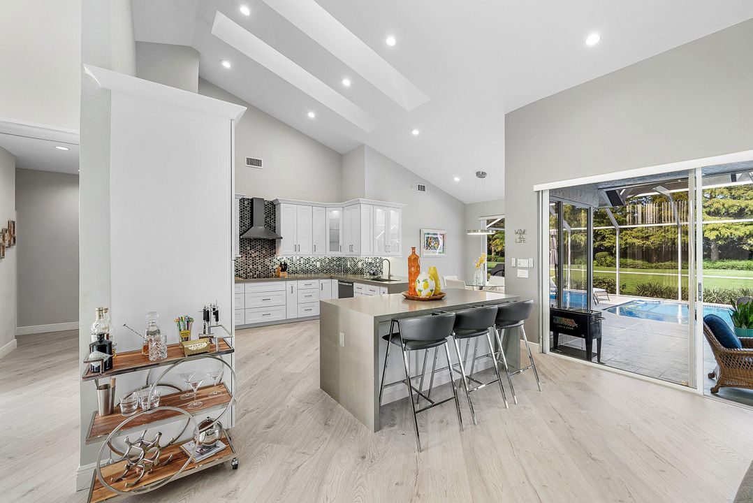 En Venta: $925,000 (3 camas, 2 baños, 2708 Pies cuadrados)