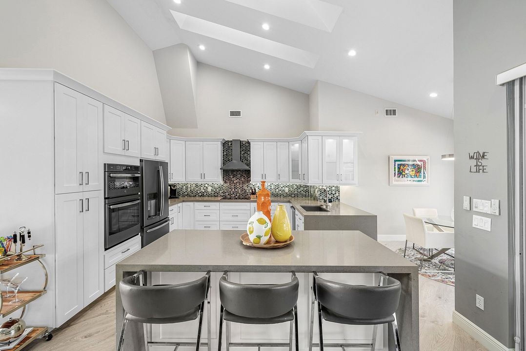 En Venta: $925,000 (3 camas, 2 baños, 2708 Pies cuadrados)