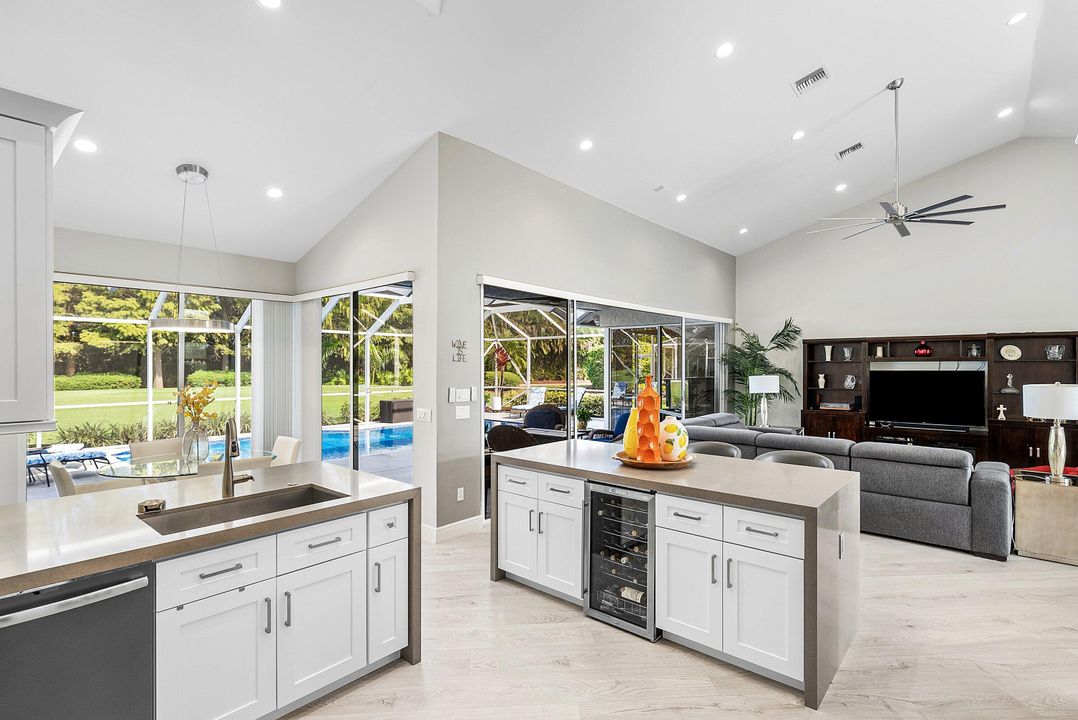 En Venta: $925,000 (3 camas, 2 baños, 2708 Pies cuadrados)