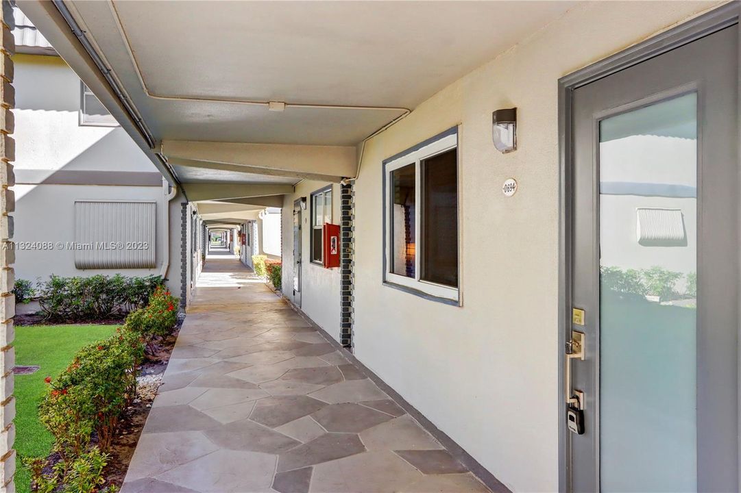 For Rent: $1,700 (1 beds, 1 baths, 720 Square Feet)