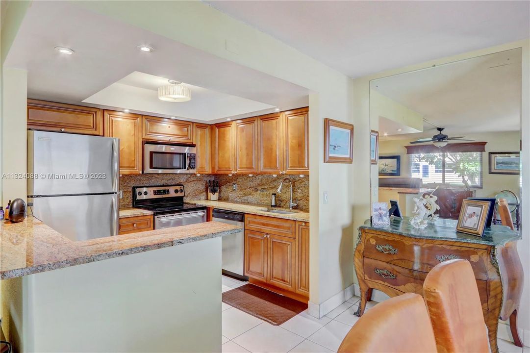 For Rent: $1,700 (1 beds, 1 baths, 720 Square Feet)