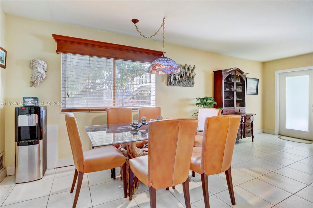 For Rent: $1,700 (1 beds, 1 baths, 720 Square Feet)