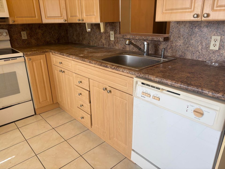 For Sale: $125,000 (2 beds, 2 baths, 1156 Square Feet)