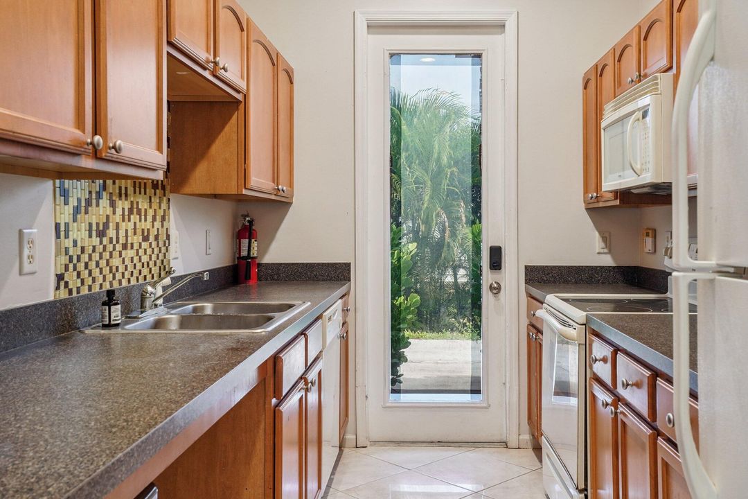 На продажу: $1,339,850 (6 спален, 5 ванн, 3774 Квадратных фут)